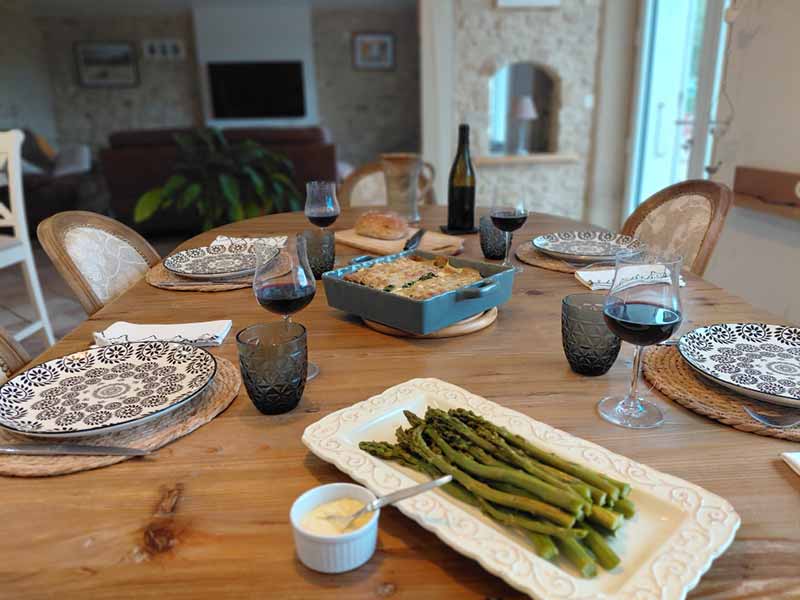 Cuisine Healthy préparée avec soins avec des légumes frais