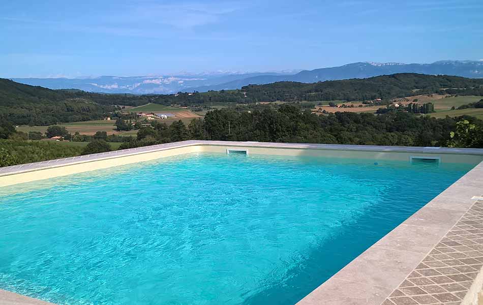 De juin à septembre, la piscine ouvre ses eaux sur le panorama des collines de la Drôme.