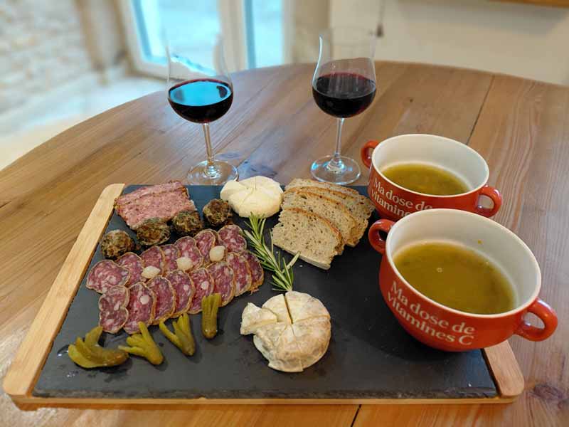 Nous pouvons vous préparer des planches apéritives, charcuterie, fromages, vin de la vallée du Rhone